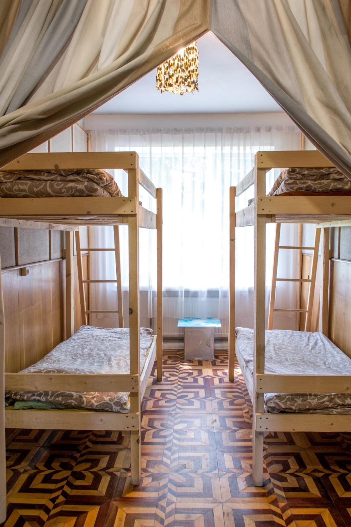 Baron Munchausen Guest House Kamyanets-Podilski Dış mekan fotoğraf