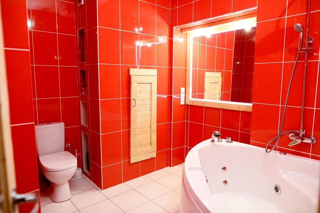 Baron Munchausen Guest House Kamyanets-Podilski Dış mekan fotoğraf