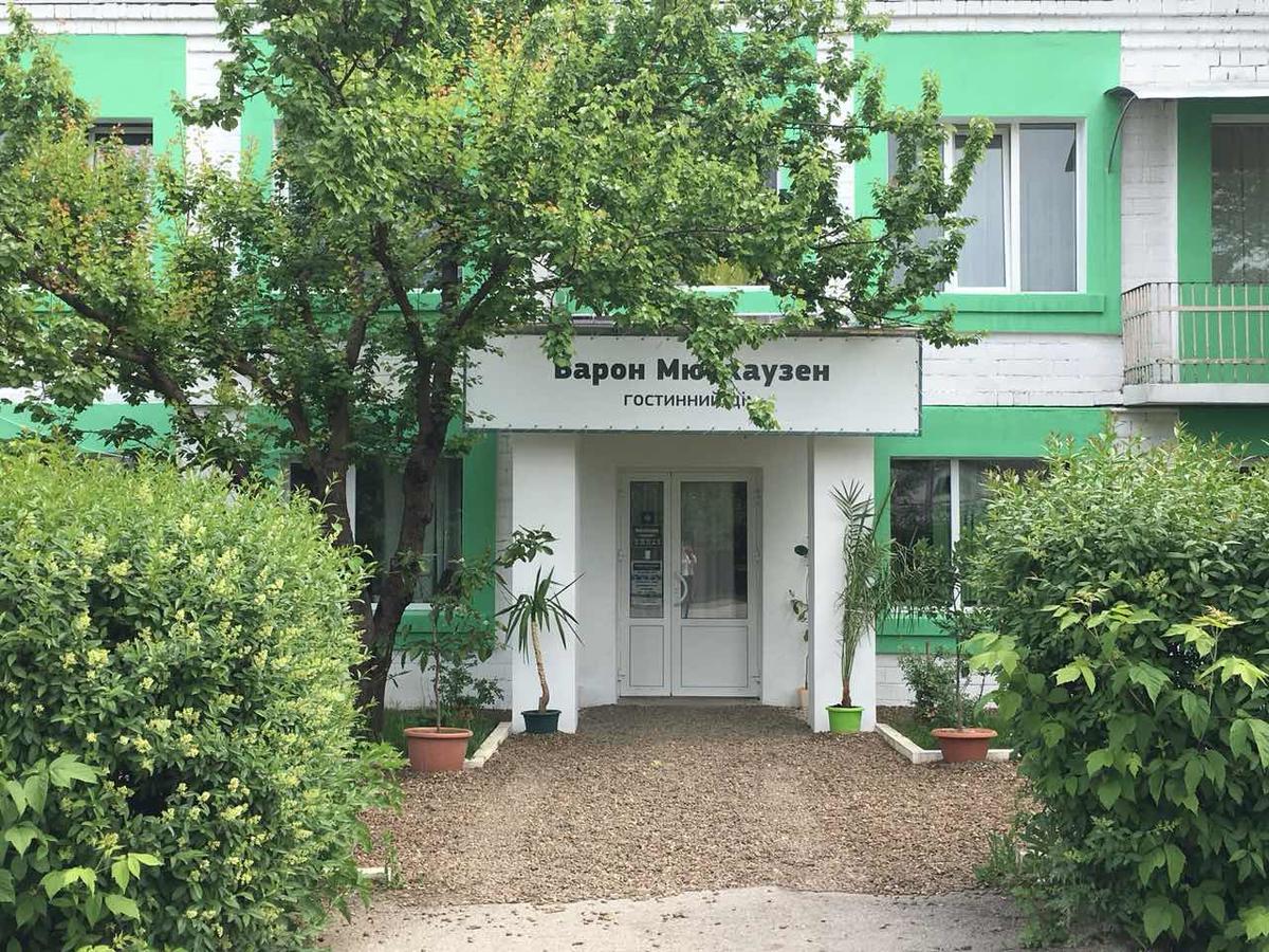 Baron Munchausen Guest House Kamyanets-Podilski Dış mekan fotoğraf