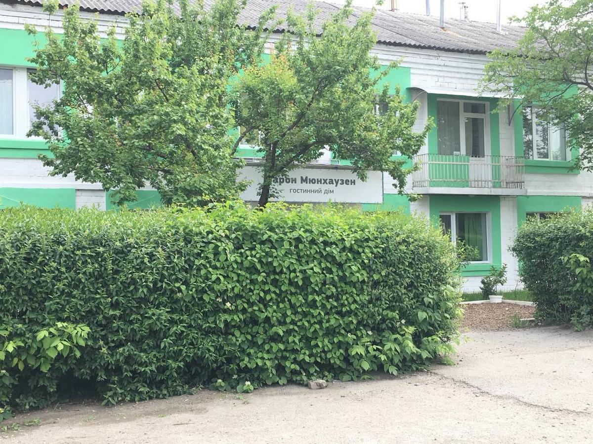 Baron Munchausen Guest House Kamyanets-Podilski Dış mekan fotoğraf
