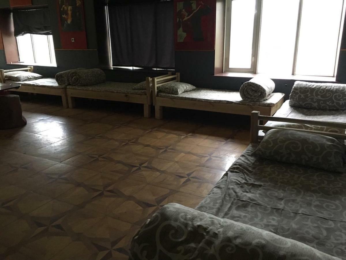 Baron Munchausen Guest House Kamyanets-Podilski Dış mekan fotoğraf