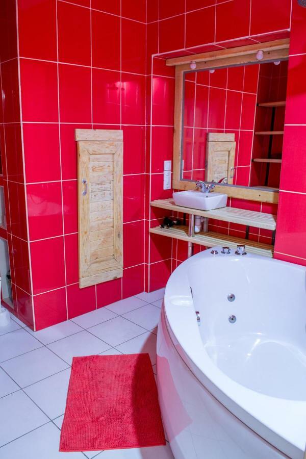 Baron Munchausen Guest House Kamyanets-Podilski Dış mekan fotoğraf
