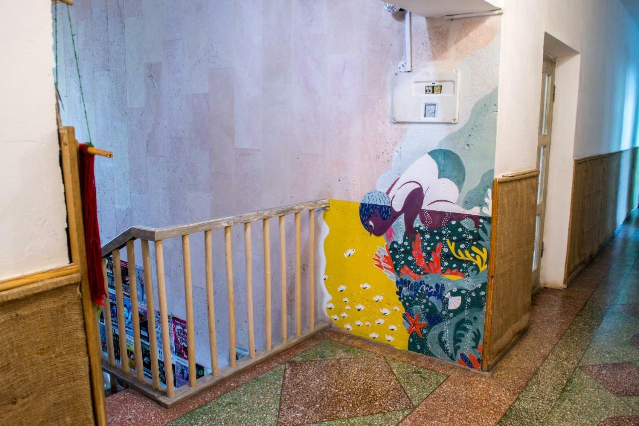 Baron Munchausen Guest House Kamyanets-Podilski Dış mekan fotoğraf